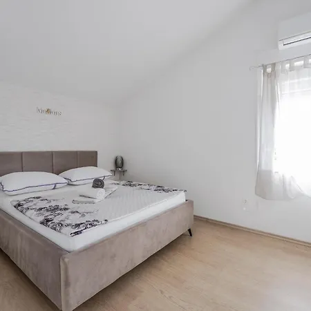 Cozy In With Sauna Brodarica (Sibenik-Knin)