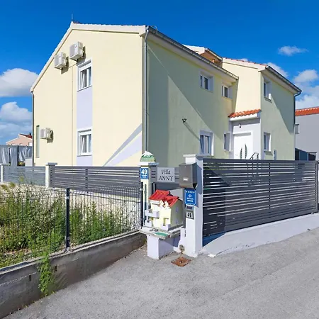 Holiday home Lovely In Brodarica With House Sea View *