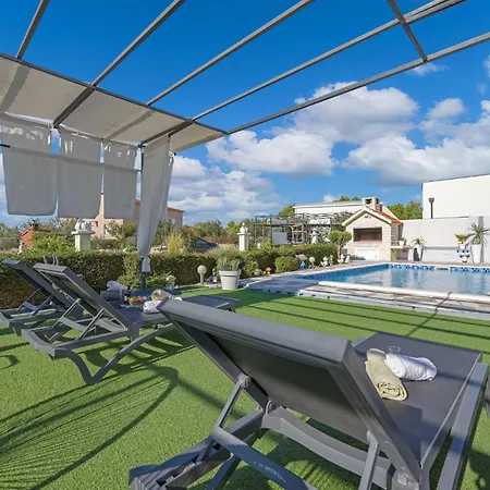 Holiday home Lovely In Brodarica With House Sea View *